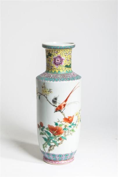 null CHINE, XXème siècle.
Vase en porcelaine polychrome à décor d'oiseaux branchés...