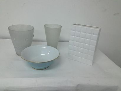 null Ensemble en verre et porcelaine comprenant: 
1 vase rectangulaire à décor matelassé....