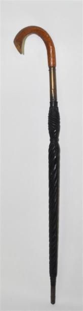 null Canne-briquet en bois sculpté à la façon d'un parapluie 
Longueur : 94 cm 