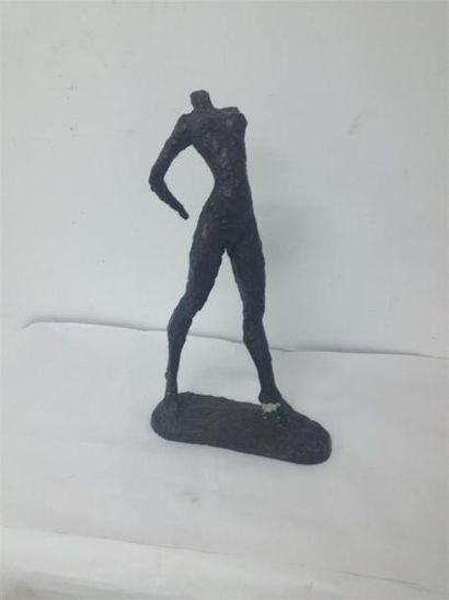 null Ecole du XXème siècle. 
Femme nue bras en arrière. 
Sculpture en résine à patine...