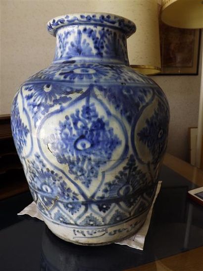 null Vase balustre en céramique à décor bleu blanc de fleurs stylisé et médaillon.
Inscription...