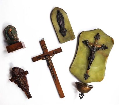 null Ensemble comprenant deux crucifixs en laiton et bois, un bénitier en onyx vert...