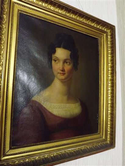 null École française de XIXème siècle. 
Portrait de jeune femme. 
Huile sur toile....