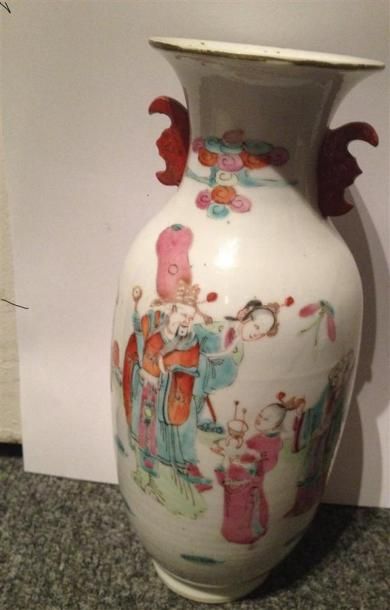 null CHINE, XXème.
Vase balustre en porcelaine polychrome à décor de personnages....