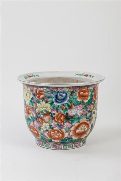 null Cache pot en porcelaine à décor polychrome émaillé de fleurs sur fond doré 
Chine.
Dim.:...