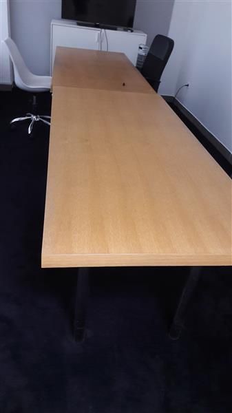 null 2 tables en bois stratifié et piétement en métal
1 chaise secrétaire
1 chaise...