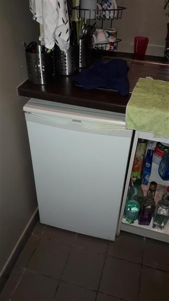 1 réfrigérateur sans marque apprente
1 micro...