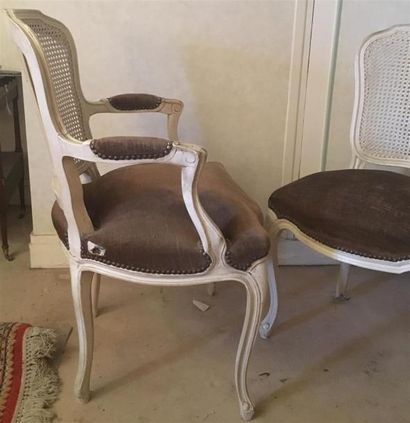 null Paire de fauteuils et paire de chaises cannées en bois mouluré et laqué blanc
Style...