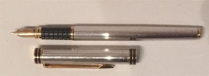null WATERMAN, Stylo plume, plume en or jaune 18 carats, en métal argenté
