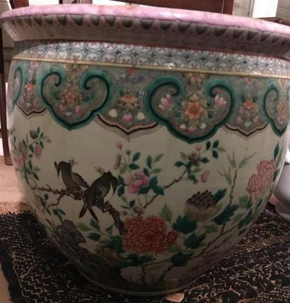 null CHINE, XXe siècle
Grand cache-pot en porcelaine polychrome à décor d'oiseaux
H :...