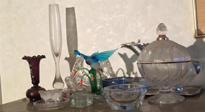 null Lot de verrerie comprenant : cendriers, petites coupes, vase soliflore, sujet...