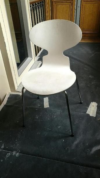 null Chaise "fourmi" (Ant) dans le goût d'Arne Jacobsen de couleur blanche. 
On y...