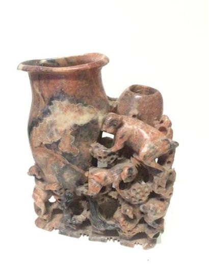 null CHINE, XXème siècle
Groupe en pierre dure représentant deux vases et des singes...