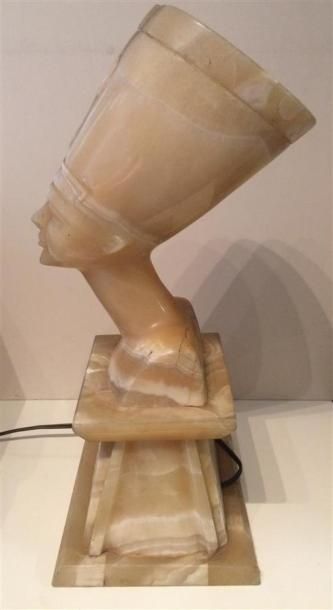 null Sujet pharaon en albâtre, monté en lampe
Travail moderne