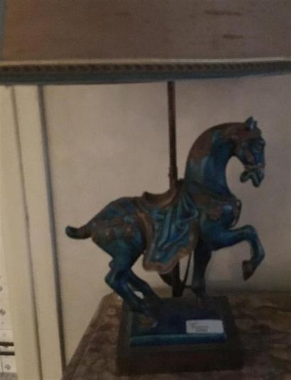 null Lampe en métal doré à décor de cheval émaillé bleu turquoise
Travail moderne
H:...