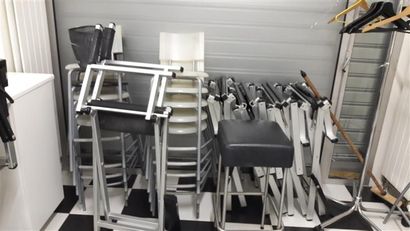 20 chaises hautes en plastique (dont 7 dans...