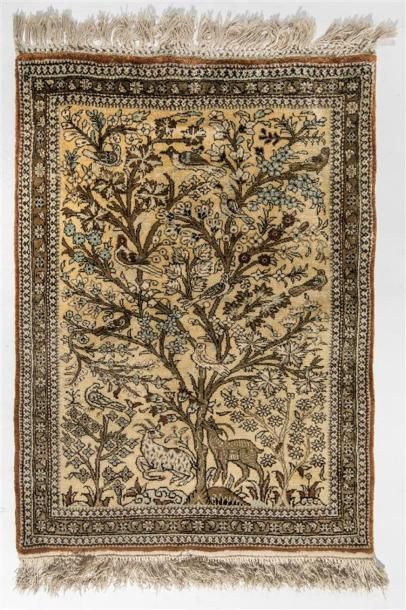 null Tapis Persan Ghoum à décor d'arbre de vie
Travail moderne
Dim. : 78 x 57 cm