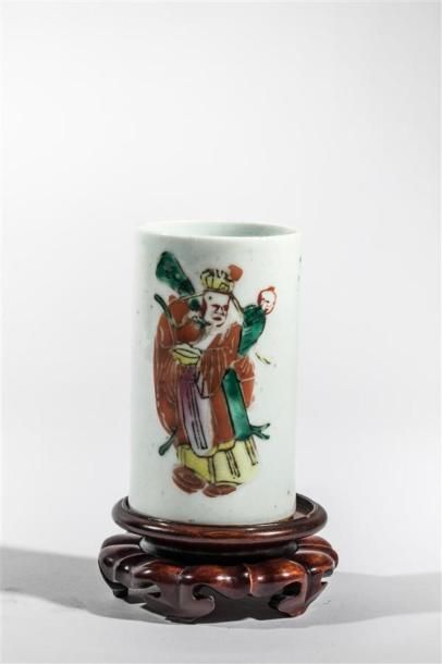 null Vase rouleau en porcelaine à décor de personnage asiatique
Dim. : 11 x 6 cm