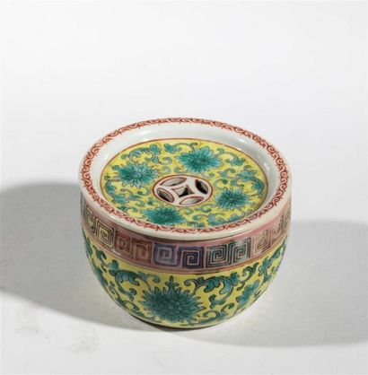 null Pot à encens en porcelaine polychrome sur fond jaune à décor de rinceaux
Cachet...