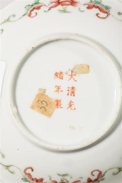 null Assiette en porcelaine polychrome à décor de rinceaux sur fond jaune et calligraphies
Signée...