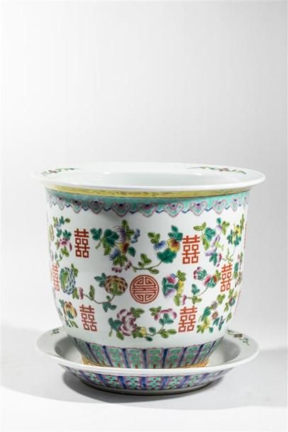 null CHINE. Travail moderne
Cache pot en porcelaine à décor de fleurs et idéogrammes....