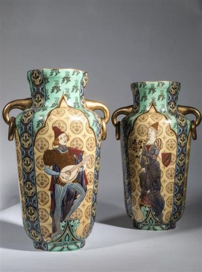 null GIEN. Travail moderne
Paire de vases en faïence à décor de personnages néo-gothiques
Haut.:...