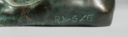null Ecole du XXe siècle
Nu feminin agenouillé
bronze à patine vert antique, signée...