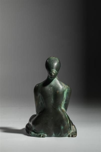 null Ecole du XXe siècle
Nu feminin agenouillé
bronze à patine vert antique, signée...