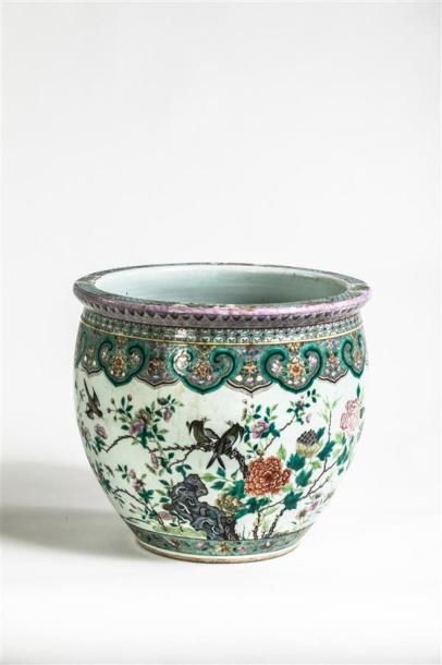 null CHINE - Début XXe siècle
Vasque en porcelaine émaillée polychrome à décor d'oiseaux...
