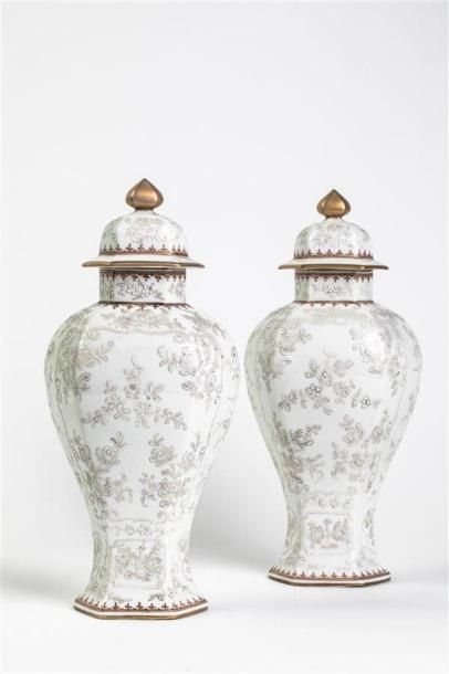 null SAMSON. XIXème siècle
Paire de potiches couvertes en porcelaine à décor de fleurs...