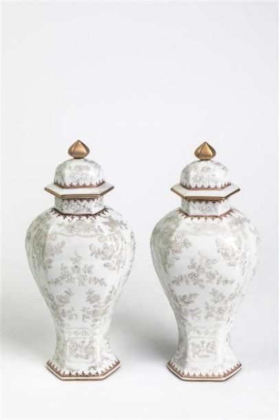 null SAMSON. XIXème siècle
Paire de potiches couvertes en porcelaine à décor de fleurs...