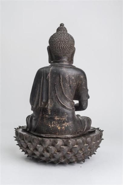  CHINE - Epoque MING (1368 - 1644) Statuette de bouddha en bronze à patine brune...