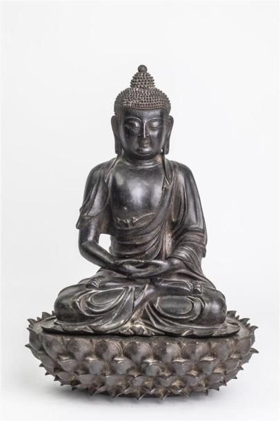 null CHINE - Epoque MING (1368 - 1644)
Statuette de bouddha en bronze à patine brune...