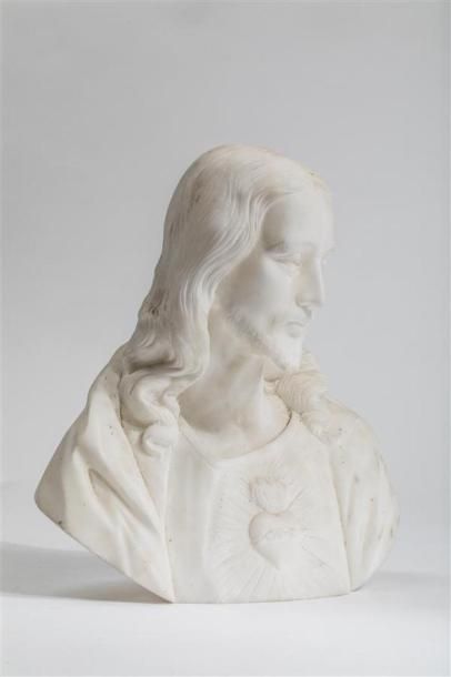null Ecole du XXème siècle
Christ au Sacré-coeur
Buste en marbre blanc
Haut: 31 cm,...