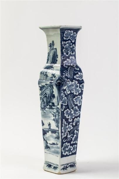 null CHINE. XIXème siècle
Vase en forme de double losange en porcelaine blanche décorée...