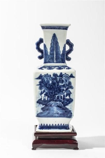 null Vase rectangulaire en porcelaine blanc-bleu à décor de pagodes
Haut : 32 cm