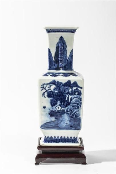 null Vase rectangulaire en porcelaine blanc-bleu à décor de pagodes
Haut : 32 cm