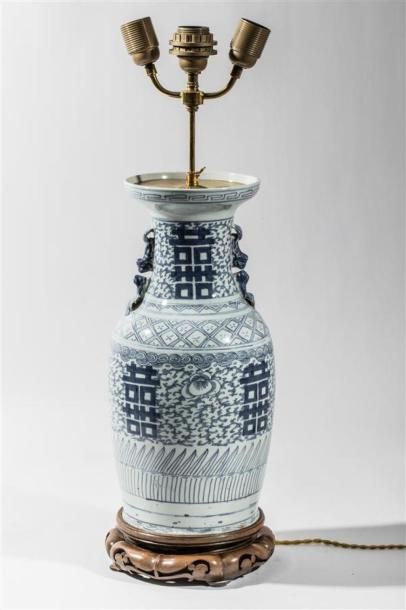 null CHINE XXème siècle
Vase balustre en porcelaine blanc-bleu à décor géométrique
Monté...