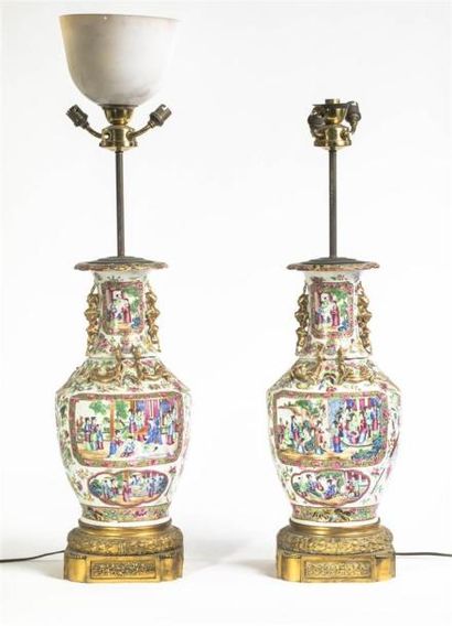 null CHINE, Canton - XIXe siècle
Paire de vases balustres à col évasé en porcelaine...