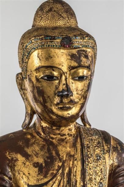 null THAILANDE, Début du XXème siècle
Grand Bouddha debout en bois doré et incrustations...