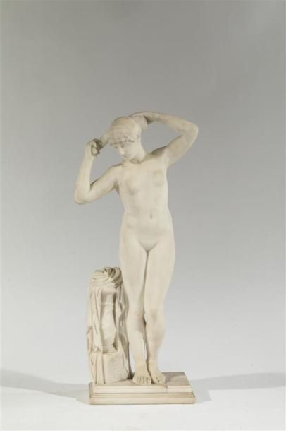  GAZZERI Ernesto (1866-1965). BaigneuseSculpture de marbre blanc signée sur la terrasse...
