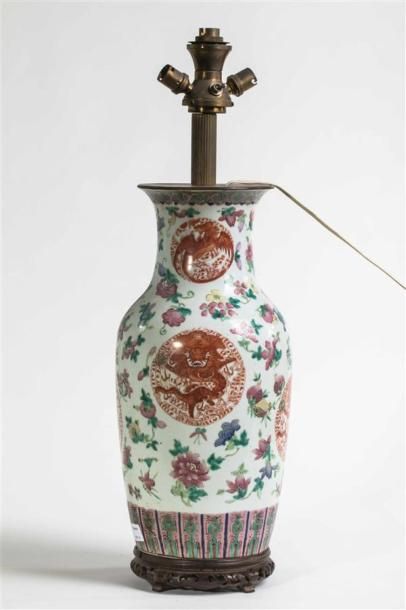 null CHINE - Vers 1900
Vase en porcelaine émaillée polychrome à décor de six médaillons...