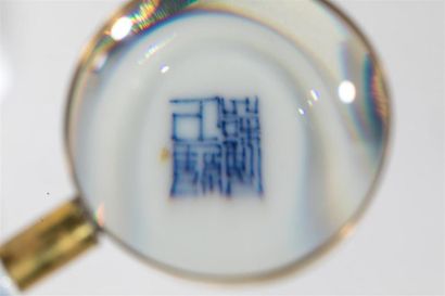 null Un ensemble comprenant une loupe et une petite boite en porcelaine blanc-bleu...