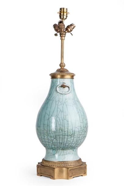 null CHINE. XIXème siècle
Vase balustre en faïence céladon craquelé, anses appliquées,...