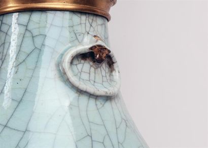null CHINE. XIXème siècle
Vase balustre en faïence céladon craquelé, anses appliquées,...