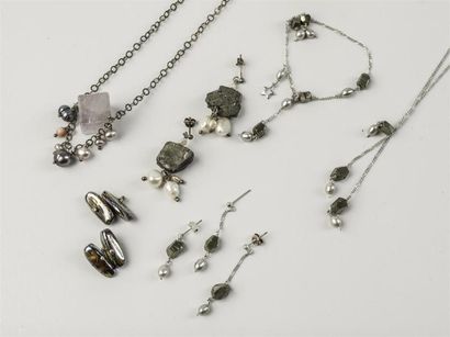 null Un lot de bijoux fantaisies en argent, pierres et perles comprenant: une paire...