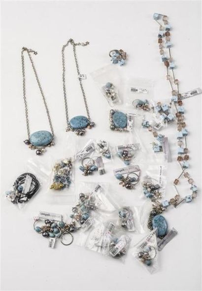 null Un lot de bijoux fantaisies en argent, pierres et perles comprenant : un sautoir,...