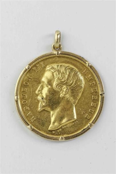 null Une médaille Napoléon III tête nue montée en pendentif en or 750 millièmes
Poids:...