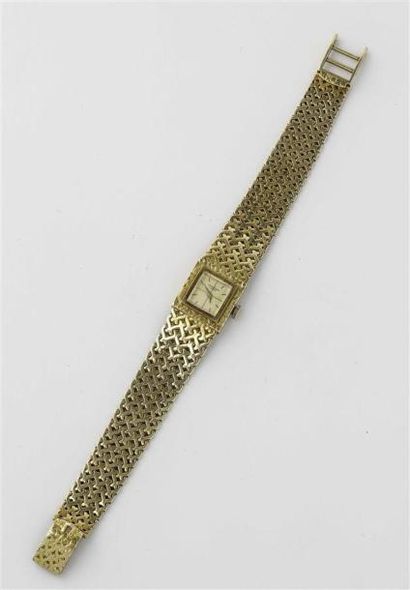 null UNIVERSAL GENEVE vers 1950
Montre bracelet de dame en or jaune 750 millièmes
(à...