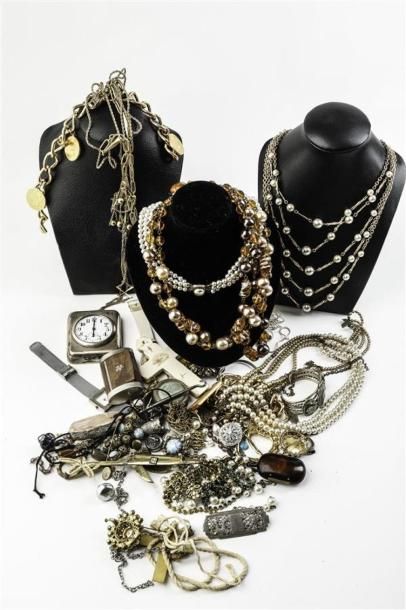null Important lot de bijoux fantaisie dont colliers, bracelets, broches, montre...